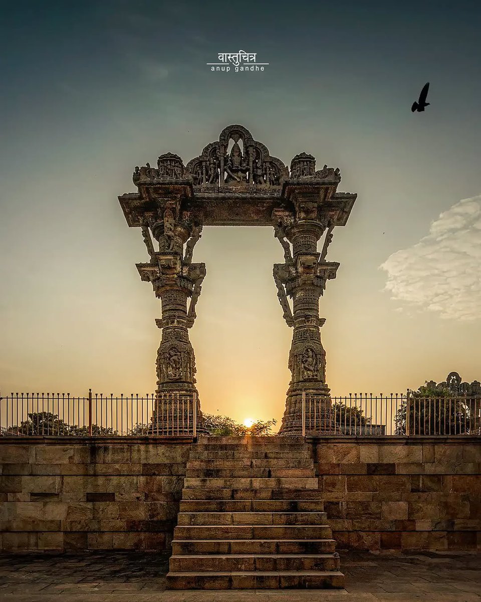 Ancient arches, eternal elegance — Kirti Toran is history carved in stone. 

📍Vadnagar, Gujarat 

To get featured on our page, tag your photos/videos with #AmritMahotsav

#PicOfTheDay #IncredibleIndia #MainBharatHoon #AmritKaal 

IC: <a href="/vastuchitra/">Vastuchitra - anupgandhe</a>