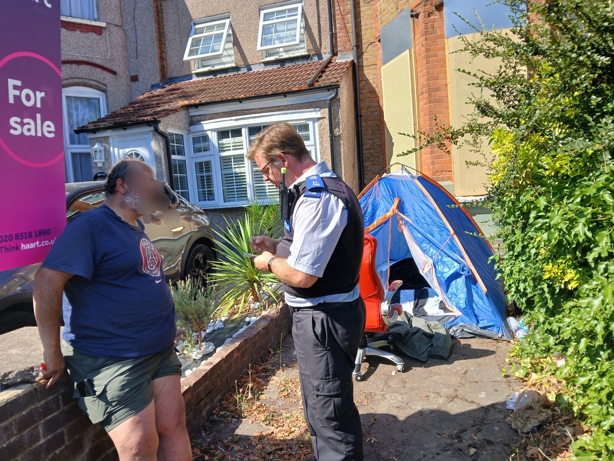 MPSValentines's tweet image. Rough sleeper reported at Mansfield Rd was safely removed by  @MPSValentines PCSOs 7016 &amp;amp; 7109, with an ASB ticket issued. Our #BrokenWindows approach helps prevent bigger issues. Thanks to the reporting resident.
