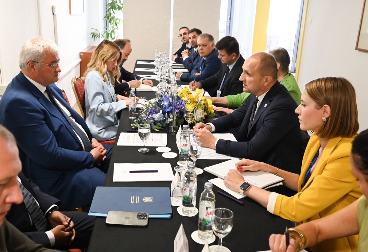 ivananusic12's tweet image. Tijekom @DubrovnikForum 2025, s predstavnicima hrvatskih obrambenih tvrtki DOK-ING, Šestan-Busch i HS Produkt, susreo sam se s ministrom vanjskih poslova Ukrajine @andrii_sybiha .
Razgovarali smo o intenziviranju suradnje obrambenih industrija 🇭🇷 i 🇺🇦, kao i o razmjeni vrijednih…