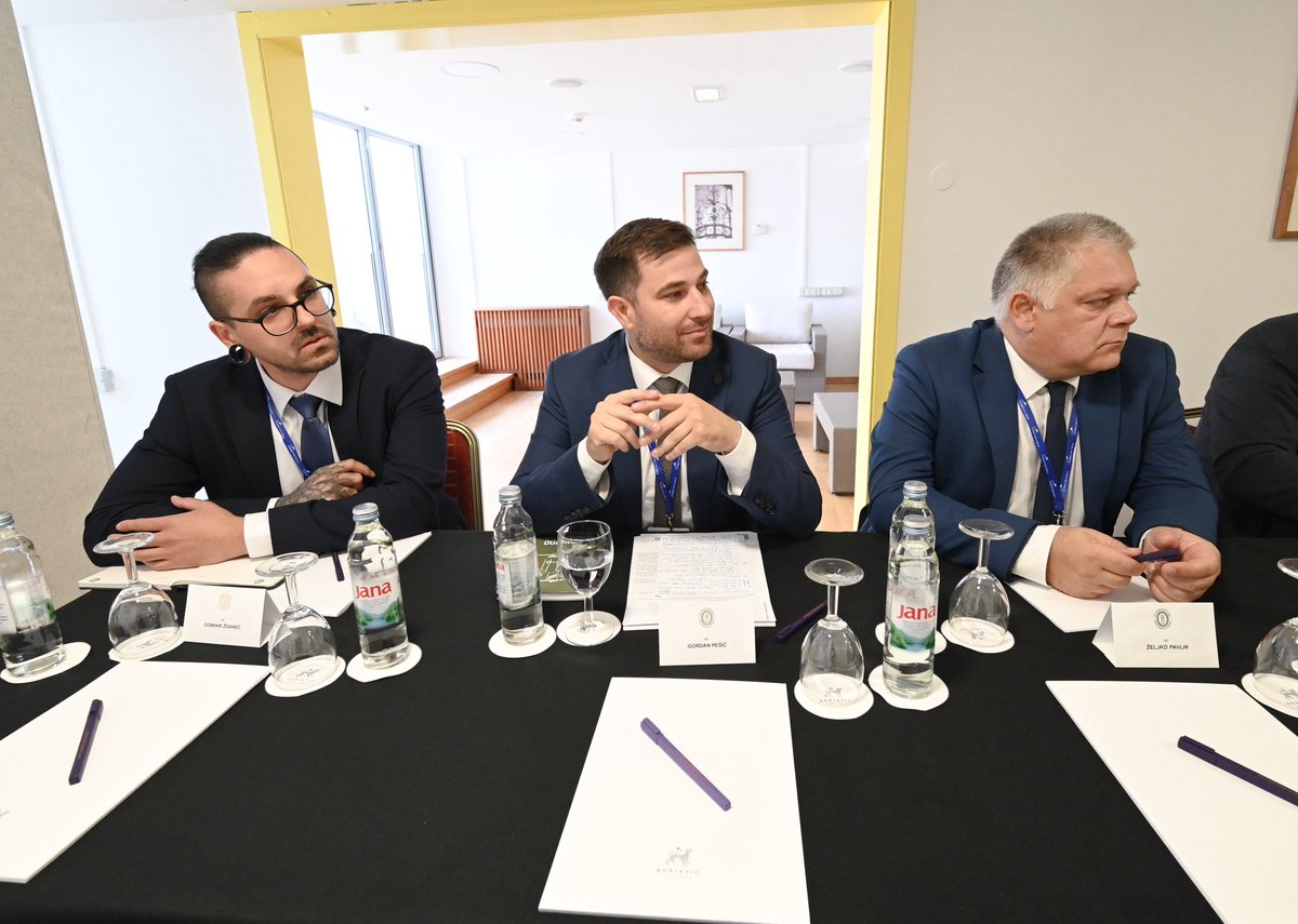 ivananusic12's tweet image. Tijekom @DubrovnikForum 2025, s predstavnicima hrvatskih obrambenih tvrtki DOK-ING, Šestan-Busch i HS Produkt, susreo sam se s ministrom vanjskih poslova Ukrajine @andrii_sybiha .
Razgovarali smo o intenziviranju suradnje obrambenih industrija 🇭🇷 i 🇺🇦, kao i o razmjeni vrijednih…