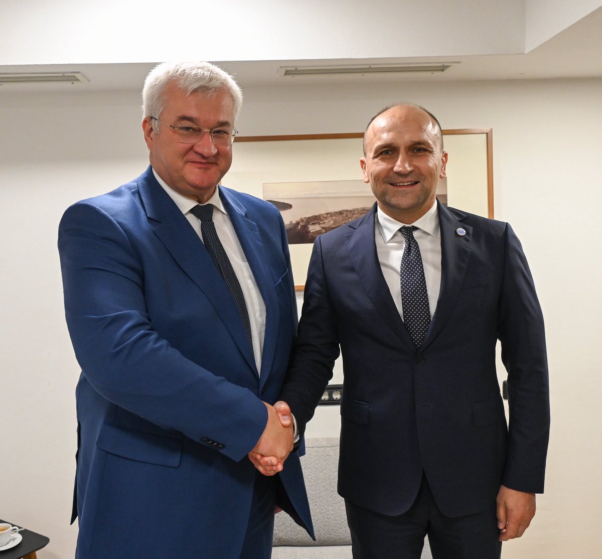 ivananusic12's tweet image. Tijekom @DubrovnikForum 2025, s predstavnicima hrvatskih obrambenih tvrtki DOK-ING, Šestan-Busch i HS Produkt, susreo sam se s ministrom vanjskih poslova Ukrajine @andrii_sybiha .
Razgovarali smo o intenziviranju suradnje obrambenih industrija 🇭🇷 i 🇺🇦, kao i o razmjeni vrijednih…