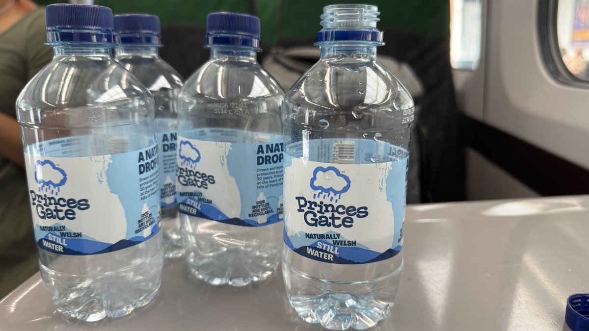 Dan_Martin's tweet image. Usual high quality standard of air con on the trains today.
#heatwave #ukheatwave