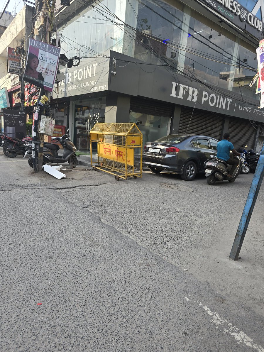 SarpalAjay's tweet photo. @CPDelhi @DCP_SHAHDARA @gupta_rekha No action till now. @gupta_rekha ji can you look into this. Police giving protection to encroachment on road by putting their own barricades and flouting all rules @LtGovDelhi @CPDelhi @AmitShahOffice https://t.co/qOzRn4a4yy