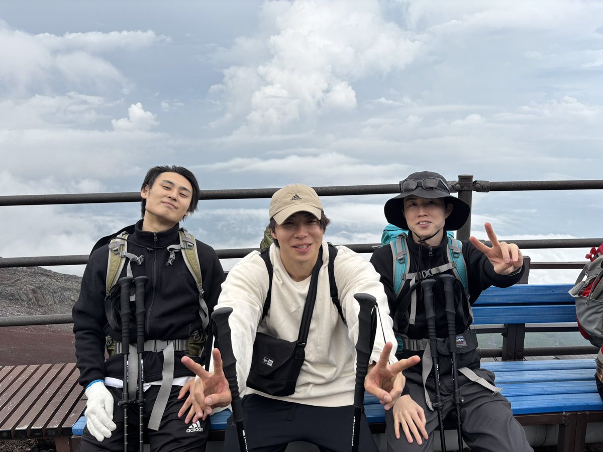 先日富士山に登頂しました！
天候に恵まれたこともあり、最高の体験でした。
定期的に新しい体験を取り入れて、価値観をアップデートして行きたいですね😌

ちなみに、8号目あたりから軽く高山病になったので、登山される方はロキソニンなど持っていくと安心だと思います🩹