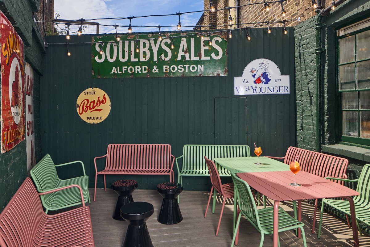 A great day to spend on our newly extended sun terrace! 😎🍹🍺☀️🩷💚 

#yesitsanextender #sunterrace #cleme14 #theclementattleepub #aperolspritz #sunshine