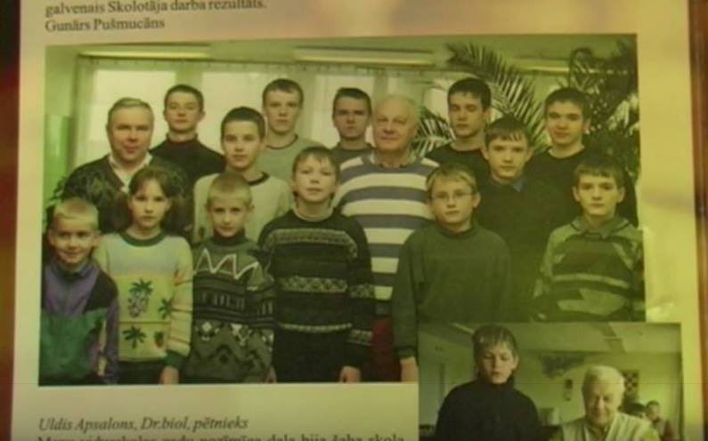 Dziraa's tweet image. Aizraujoša lasāmviela.
Lika atcerēties laikus, kad spēlēju šahu un biju pat Jēkabpils jauniešu čempions (man liekas divas reizes)
*es bildē puika ar džemperi pa vidu.
@atihomirovs