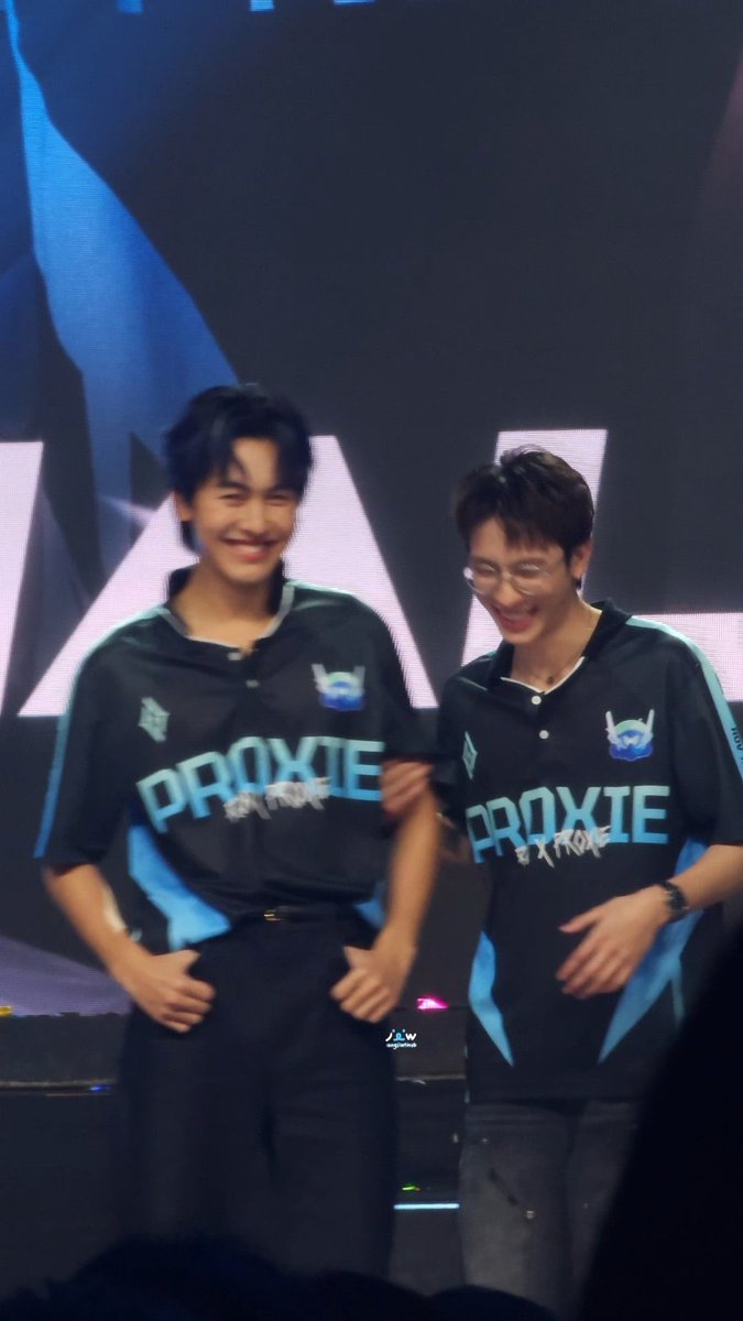 bambiniverse's tweet photo. ควงแขนบิบิ๊อยู่อย่างงั้น โลกนอกผ้าห่มคนเยอะเกินปาย หนูมะชอบเยย🙁 https://t.co/TfOmWOeVqC