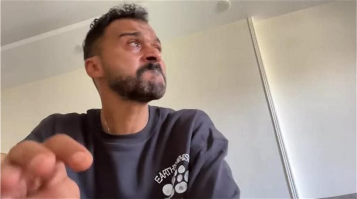 ابراهيم سعيد
أنا بعتذر لاخويا محمود عبد الرازق شيكابالا أخويا وحبيبي والله العظيم أنا مشيت ورا ناس عمرهم ما عرفوا يعني إيه ضمير لكن لما شُفت الحقيقة عرفت إنك معدن أصيل جدع وبتحب الكل والكل بيحبك أنا آسف بجد ومش عيب إني أعتذر العيب إني أستمر في الغلط