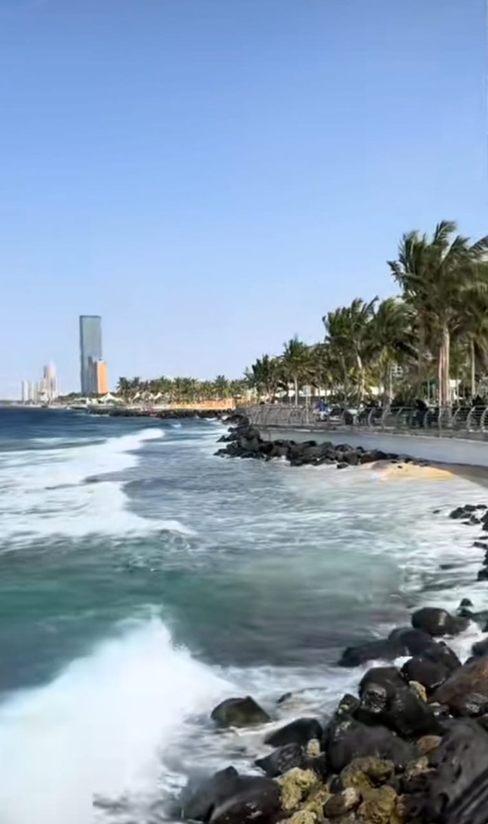 ما أجمل وقت الظهيرة،
هدوء يلف المكان كأن الدنيا واقفة،
وضجيج خفيف يحسسك إن الحياة مستمرة على استحياء،
تجمع بين راحة مؤقتة وصمت يحكي كثير...
هي لحظة لا نهار ولا ليل، بس فيها طمأنينة غريبة.