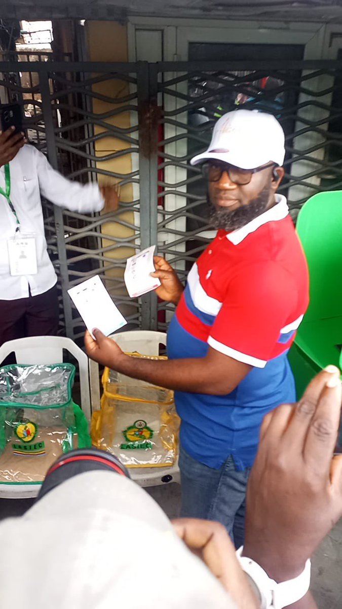 TheNationNews's tweet image. [VIDEO] Lagos LG Poll: Hamzat votes, confident of re-election at Ifako-Ijaiye 

The Chairman of Ifako-Ijaiye Local Government and All Progressives Congress (APC) candidate, Usman Hamzat, has expressed confidence in his victory after casting his vote.

Hamzat arrived at Polling…