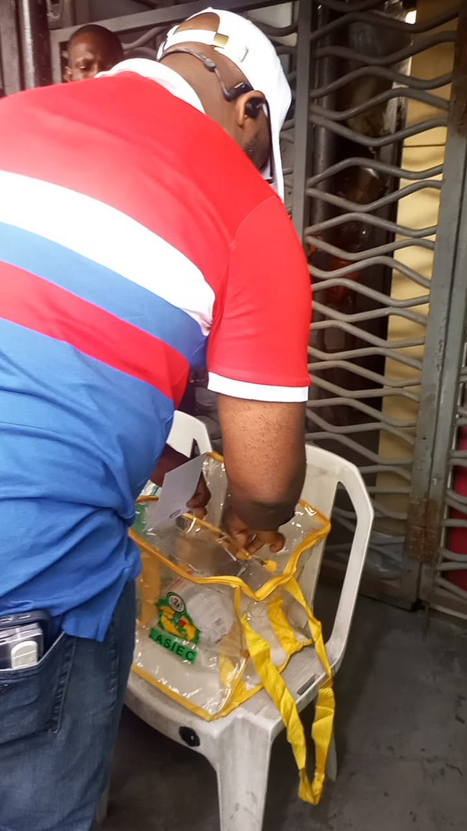 TheNationNews's tweet image. [VIDEO] Lagos LG Poll: Hamzat votes, confident of re-election at Ifako-Ijaiye 

The Chairman of Ifako-Ijaiye Local Government and All Progressives Congress (APC) candidate, Usman Hamzat, has expressed confidence in his victory after casting his vote.

Hamzat arrived at Polling…
