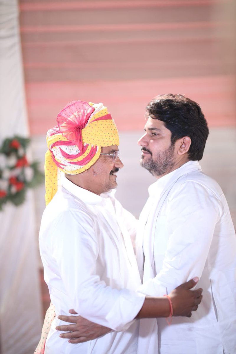 Mukesh Bhakar (@mukeshbhakar_) on Twitter photo छात्र राजनीति से लेकर अबतक हमेशा मार्गदर्शक की तरह साथ रहे पीसीसी सचिव बड़े भाई शिवलाल जी गोदारा को जन्मदिन पर हार्दिक बधाई एवं शुभकामनाएँ। <a href="/ShivLalGodara11/">ShivLal Godara</a> छात्र राजनीति से लेकर अबतक हमेशा मार्गदर्शक की तरह साथ रहे पीसीसी सचिव बड़े भाई शिवलाल जी गोदारा को जन्मदिन पर हार्दिक बधाई एवं शुभकामनाएँ। <a href="/ShivLalGodara11/">ShivLal Godara</a>