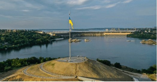 Коли на цьому пагорбі замість нинішніх доріжок були лише єбучі майже вертикальні стежки, 10-річний я під час спуску на половині шляху не розрахував швидкість, впав і тупо покотився донизу.
В 20 років зі мною сталася така сама хуйня.
Обидва рази без травм.