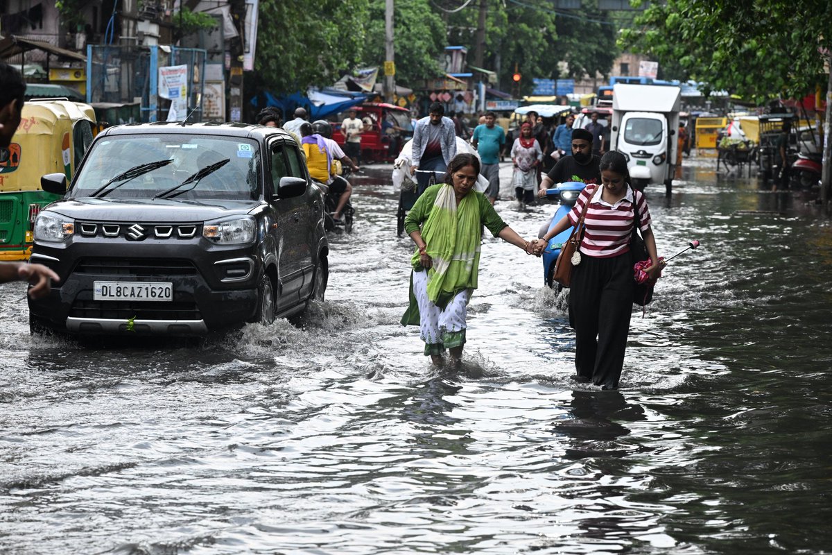 Sushil_Verma9's tweet image. Water logging during heavy spell of monsoon rain in New Delhi on Saturday @THNewDelhi