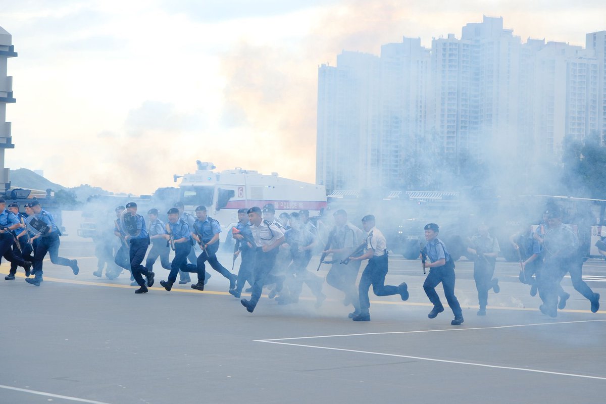 hkpoliceforce's tweet photo. #BlueBeret Spirit🫡
Giving their rigorous training a glorious ending at the #PassingOutParade, #PoliceTacticalUnit’s new blood vow to continue its mission to protect & serve🇭🇰—our home—with formidable resourcefulness, courage & foresight, ensuring enduring stability🌇 & harmony🌃

➖ ➖ ➖ ➖ ➖ ➖ ➖ ➖ ➖ ➖ 

🤝 With One Accord | Be #OneForce
🇭🇰 #HongKongPoliceForce