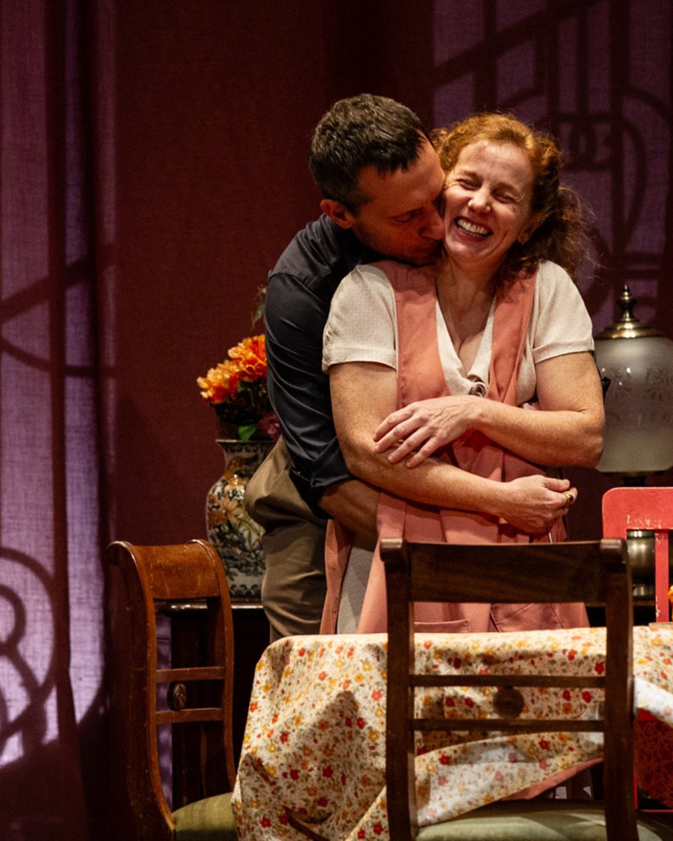 ‘Un tranvía llamado Deseo’ 🚋

Tennessee Williams, quizá el más autobiográfico de los dramaturgos estadounidenses, afirmaba que cada una de sus funciones daba cuenta “del estado de mi mundo interior en el momento en la que fue escrita”.

🎭 Una producción de Producciones Abu,