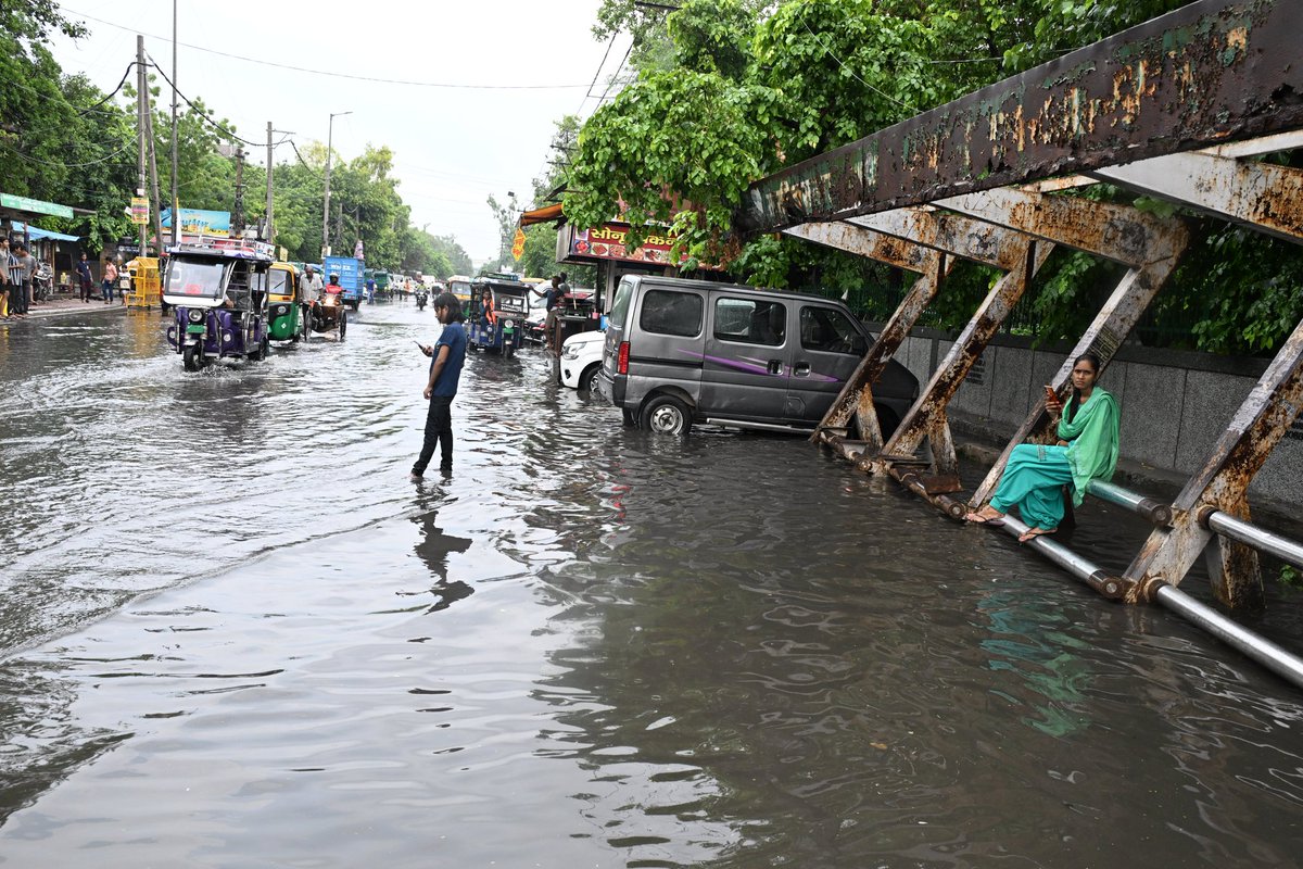 Sushil_Verma9's tweet image. Water logging during heavy spell of monsoon rain in New Delhi on Saturday @THNewDelhi