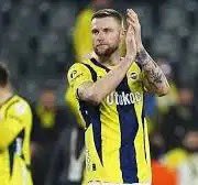Fenerbahçe ✈️✈️ indirip kaldırmaya devam ediyor!

Geçtiğimiz sezon Roma’nın elinden En-Nesyri’yi alan Fenerbahçe, bu sezon da Milan’ın elinden Archie Brown’u, Manchester United’ın elinden Jhon Durán’ı, Inter’in elinden ise Marco Asensio’yu kaptı!

Galatasaray ise 75 milyon €’luk