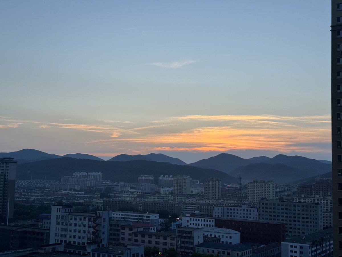 Adversary_c's tweet image. 听说 太阳下山后的十分钟 天空呈现冷色调