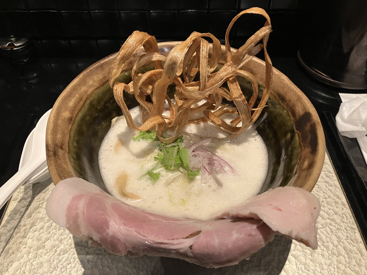 KenNobuy's tweet image. 鶏Soba 座銀 本店
大阪府大阪市西区江戸堀１丁目１９−２
鶏Soba（990円）
東京に店舗のある鶏Soba 座銀に初訪問です。見かけはすごいですがごぼうの素揚げが揚げおきのようで残念。鶏白湯のスープも負けているようで、、、