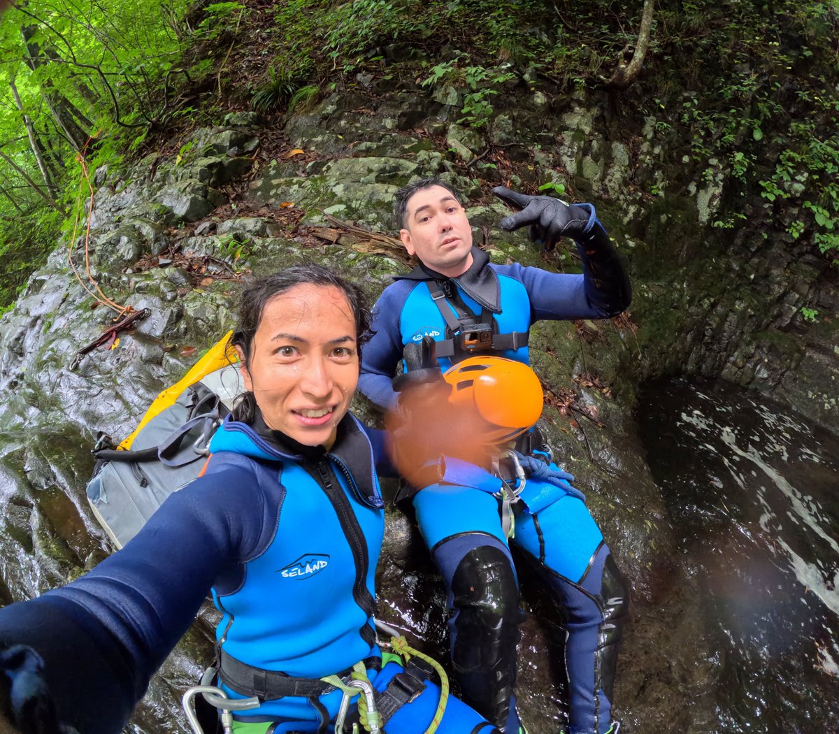 KisaMake's tweet image. 滝下りで何度も体を岩にぶつけました。体はアザだらけだけど、楽しいからええか！
I've lost count of how many times I hit the walls climbing down the waterfall. Well, I got bruises all over my body, but hey it was fun so whatever!