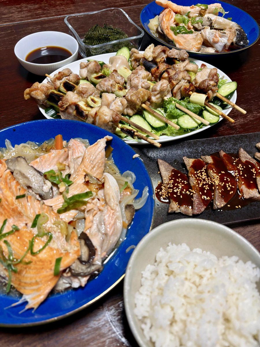 女子大生が作る今日の夜ごはん
🍻おうち居酒屋風🍻

・ご飯
・手作り焼き鳥(味付けはほりにし！)
・鮭のバター蒸し焼き
・焼きレバー
・海ぶどう

今日は居酒屋風夜ごはんです！家族ラインで写真を送ったら、お父さんがワクワク帰ってきました！
#夜ごはん
#ももごはん
#おうち居酒屋