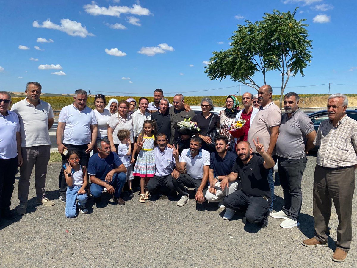 Matuhay_der's tweet photo. Tekirdağ cezaevinden 31 yıldır tutuklu Reşat Özdil ve aynı cezaevinde 16 yıldır tutuklu olan Sedat Akçiçek tahliye oldular tahliye olan arkadaşlarımızı aileleri ve MATUHAY-DER - olarak karşıladık.Bütün tutuklu arkadaşlarımız bir an önce özgürlüklerini kavuşmaları dileğiyle. https://t.co/Uq0cl5Gzfl