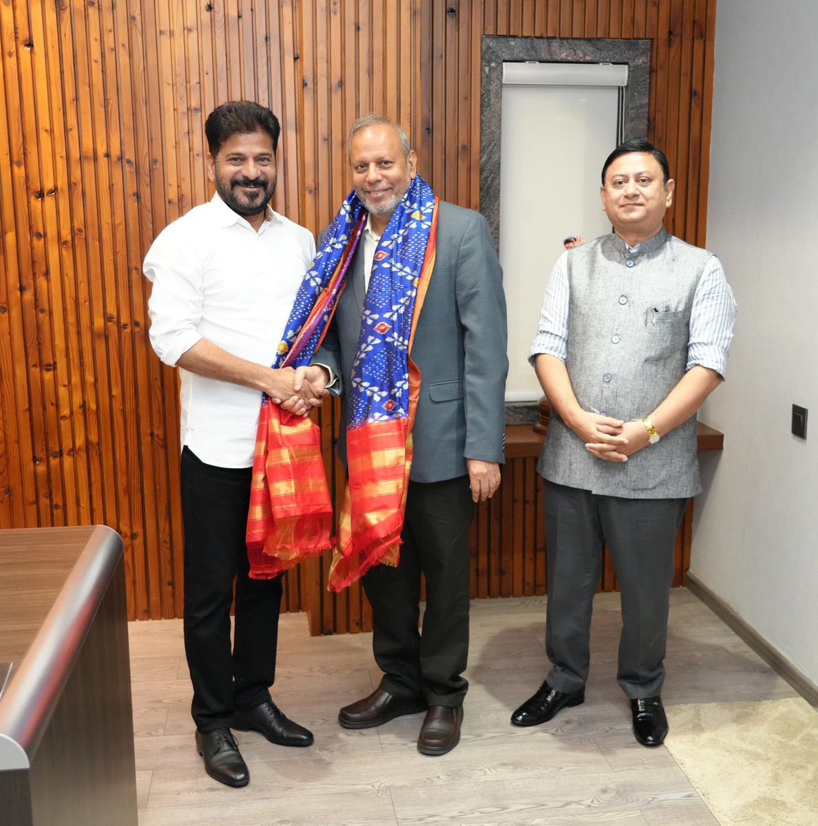 Honourable Chief Minister Shri A <a href="/revanth_anumula/">Revanth Reddy</a> stated that in a federal system, only when the Union and State governments respect each other can the states move forward on the path of development. CM made these remarks during a courtesy visit by Professor S. Mahendra Dev,