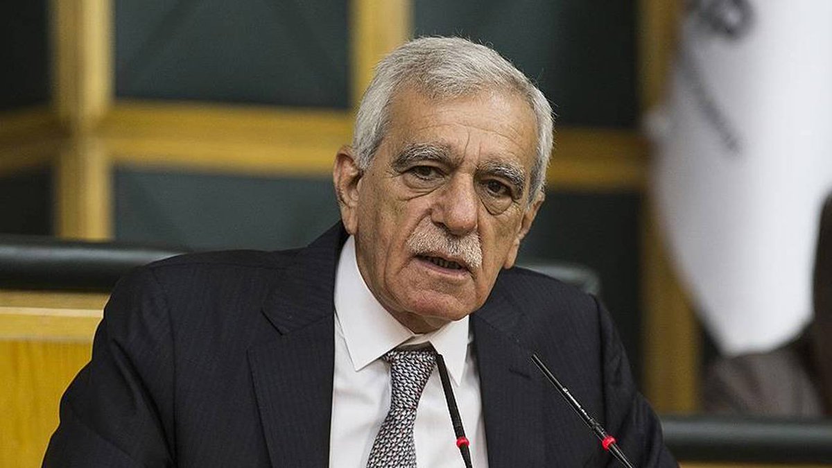 Ahmet Türk'ten 'göreve iade' sorusuna yanıt:

"Bu aşamada CHP’li belediyelere kayyımlar atanırken böyle bir şey olmasını istemem. Bunu kabul etmek istemem. Olacaksa bütün kayyım uygulamaları kaldırılmalı"

birgun.net/haber/ahmet-tu…