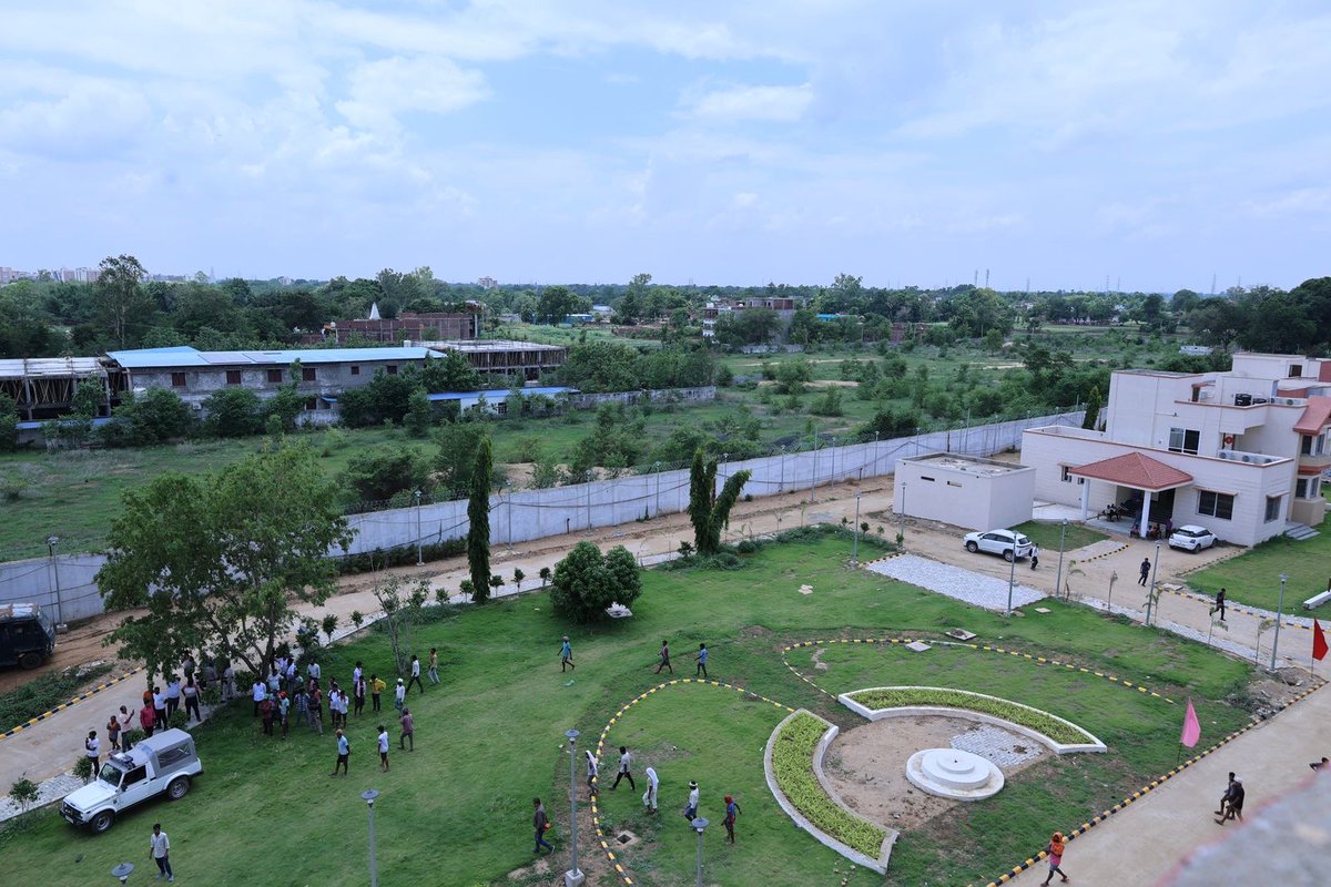NitishKumar's tweet photo. आज बिहटा में राज्य आपदा मोचन बल (State Disaster Response Force) मुख्यालय परिसर का निरीक्षण कर निर्माणाधीन भवनों के निर्माण कार्य की प्रगति का जायजा लिया। राज्य आपदा मोचन बल के मुख्यालय परिसर में बचे हुए निर्माण कार्यों में तेजी लाकर इसे जल्द पूर्ण कराने के निर्देश दिए। साथ ही मुख्यालय परिसर के नवनिर्मित भवनों पर सोलर पैनल का अधिष्ठापन सुनिश्चित कराने को कहा है। 

इसके पश्चात् निर्माणाधीन बिहटा-दानापुर एलिवेटेड सड़क का निरीक्षण कर निर्माण कार्य की प्रगति का जायजा लिया। इस परियोजना के पूर्ण होने से कोईलवर से दानापुर तक यातायात सुगम होगा। यह परियोजना बिहटा हवाई अड्डे को विशेष कनेक्टिविटी प्रदान करेगी। (1/2)