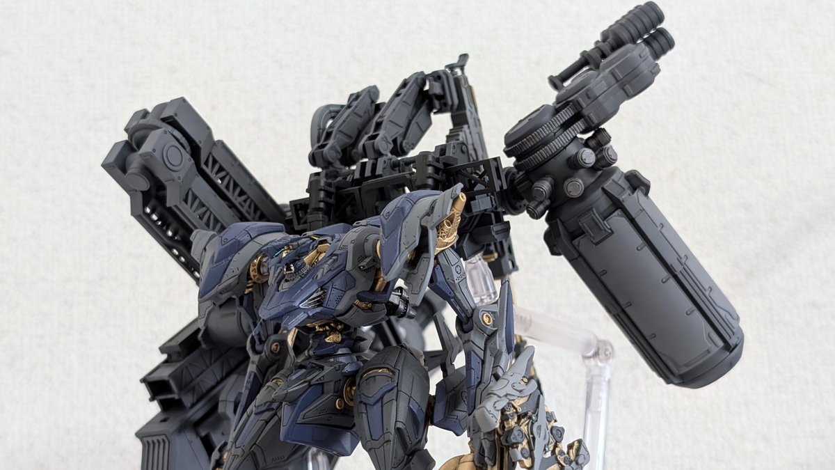 #アーマード・コア　#ARMOREDCORE　#AC6　#ACV　

「狙撃には自信がある」との事なので装備して頂いた、
『スティールヘイズ　ヒュージキャノン装備』。

ほとんど埋もれてる状態になってしまった…。
軽量機に無理矢理積んでいるので移動は無理、ヒュージキャノンを運用するためのコアのような状態。