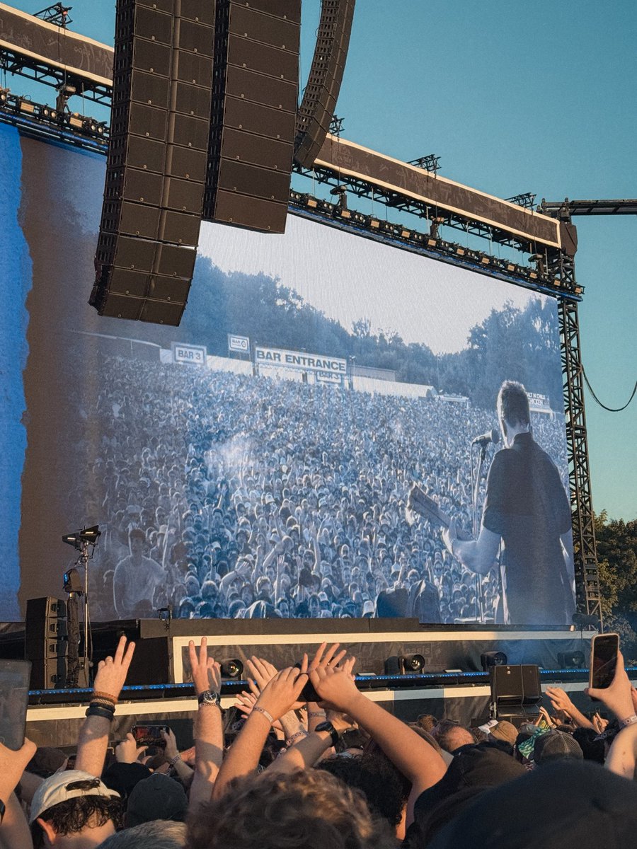 MattiaBriga's tweet photo. WHAT’S THE STORY ?
MORNING GLORY !

@liamgallagher 
@oasis 
@NoelGallagher https://t.co/KTu08yoo8T
