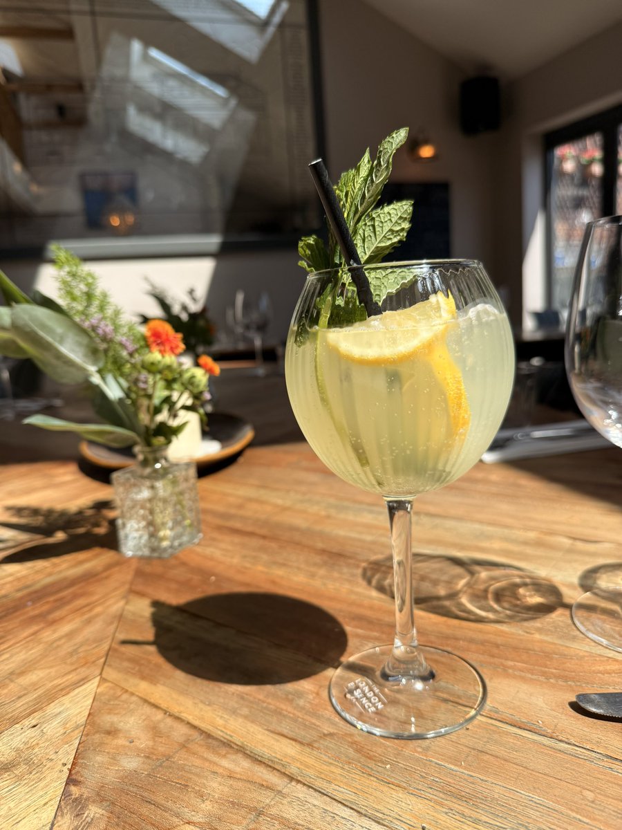 Is this not the most refreshing drink you’ve ever seen? I’ve got a feeling I’ll be making a few of these today. Limoncello spritzes on all day! 🍋
