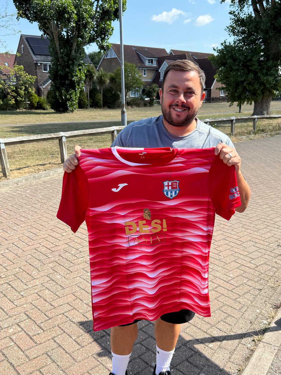 Club captain, leader, legend <a href="/JamesWakeling1/">James Wakeling</a> with our new home top courtesy of new sponsors Desi Restaurant in Grays 🔥

Thanks as always to <a href="/SxSports/">SX Sports</a> for the quick supply and quality service 🤝

Up the Manor! 🔴🔵