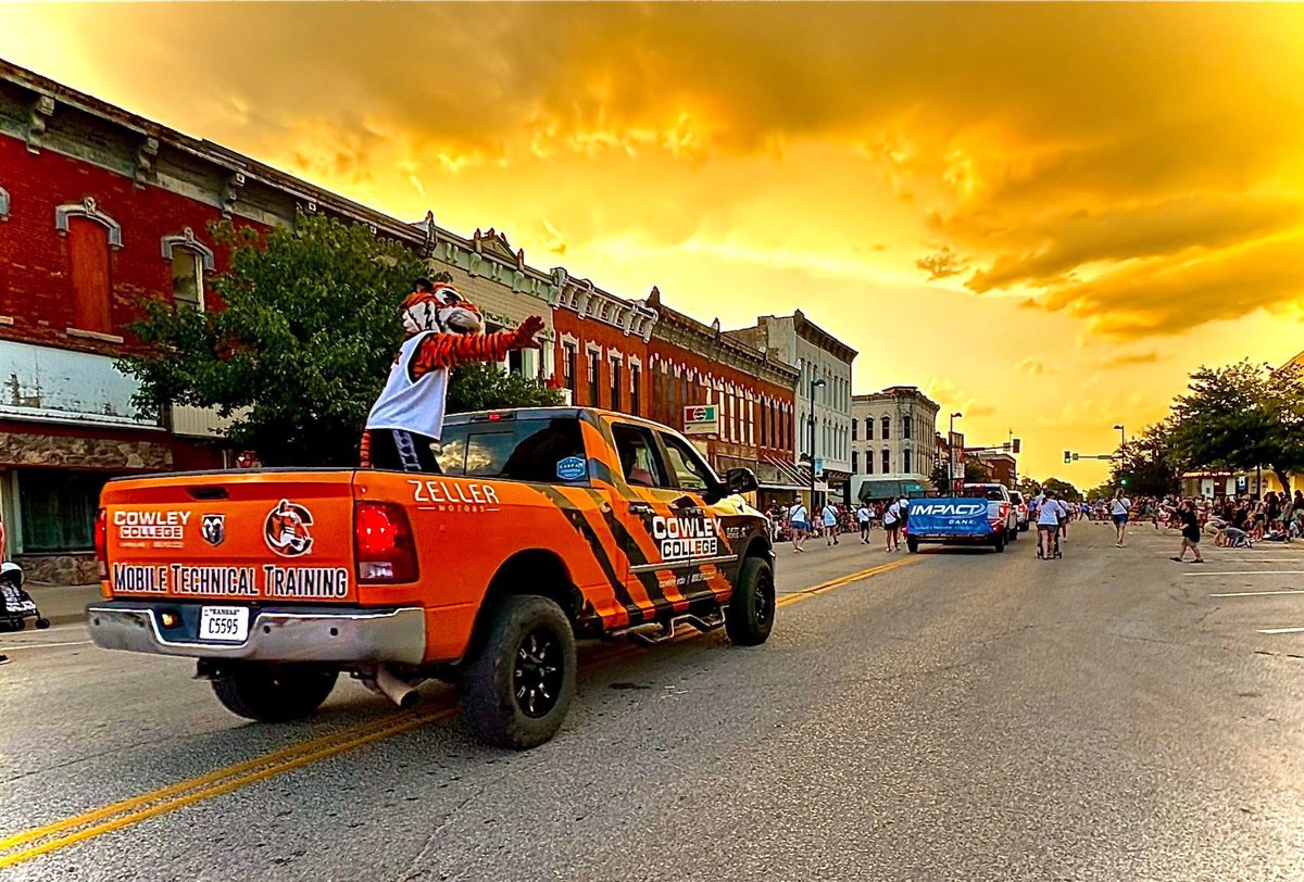 CowleySpirit's tweet image. 🎉 Cowley College had an amazing time Friday at the Kansas Wheat Festival! Our Sumner Campus has been having a blast all week, and Tank the Tiger had a roaring good time at the parade! 🐅 @CowleyAthletics
