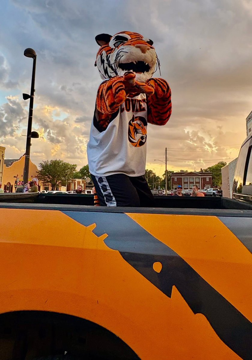 CowleySpirit's tweet image. 🎉 Cowley College had an amazing time Friday at the Kansas Wheat Festival! Our Sumner Campus has been having a blast all week, and Tank the Tiger had a roaring good time at the parade! 🐅 @CowleyAthletics