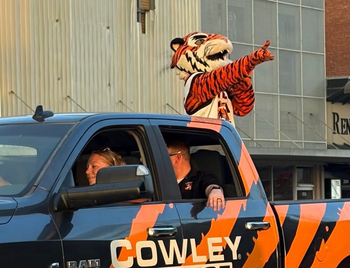 CowleySpirit's tweet image. 🎉 Cowley College had an amazing time Friday at the Kansas Wheat Festival! Our Sumner Campus has been having a blast all week, and Tank the Tiger had a roaring good time at the parade! 🐅 @CowleyAthletics