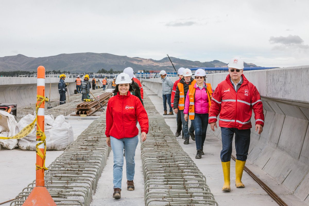 Claudia Díaz Acosta (@claudiadiazaco1) on Twitter photo Hoy recorrimos el Patio Taller de la obra de infraestructura más importante del país en este momento: la Línea 1 del <a href="/MetroBogota/">Metro de Bogotá</a>.
Ya son 6 km de viaducto construidos y un avance del 57,57 %. 🥳
El Metro avanza con paso firme y nos acerca a una Bogotá más conectada, sostenible Hoy recorrimos el Patio Taller de la obra de infraestructura más importante del país en este momento: la Línea 1 del <a href="/MetroBogota/">Metro de Bogotá</a>.
Ya son 6 km de viaducto construidos y un avance del 57,57 %. 🥳
El Metro avanza con paso firme y nos acerca a una Bogotá más conectada, sostenible