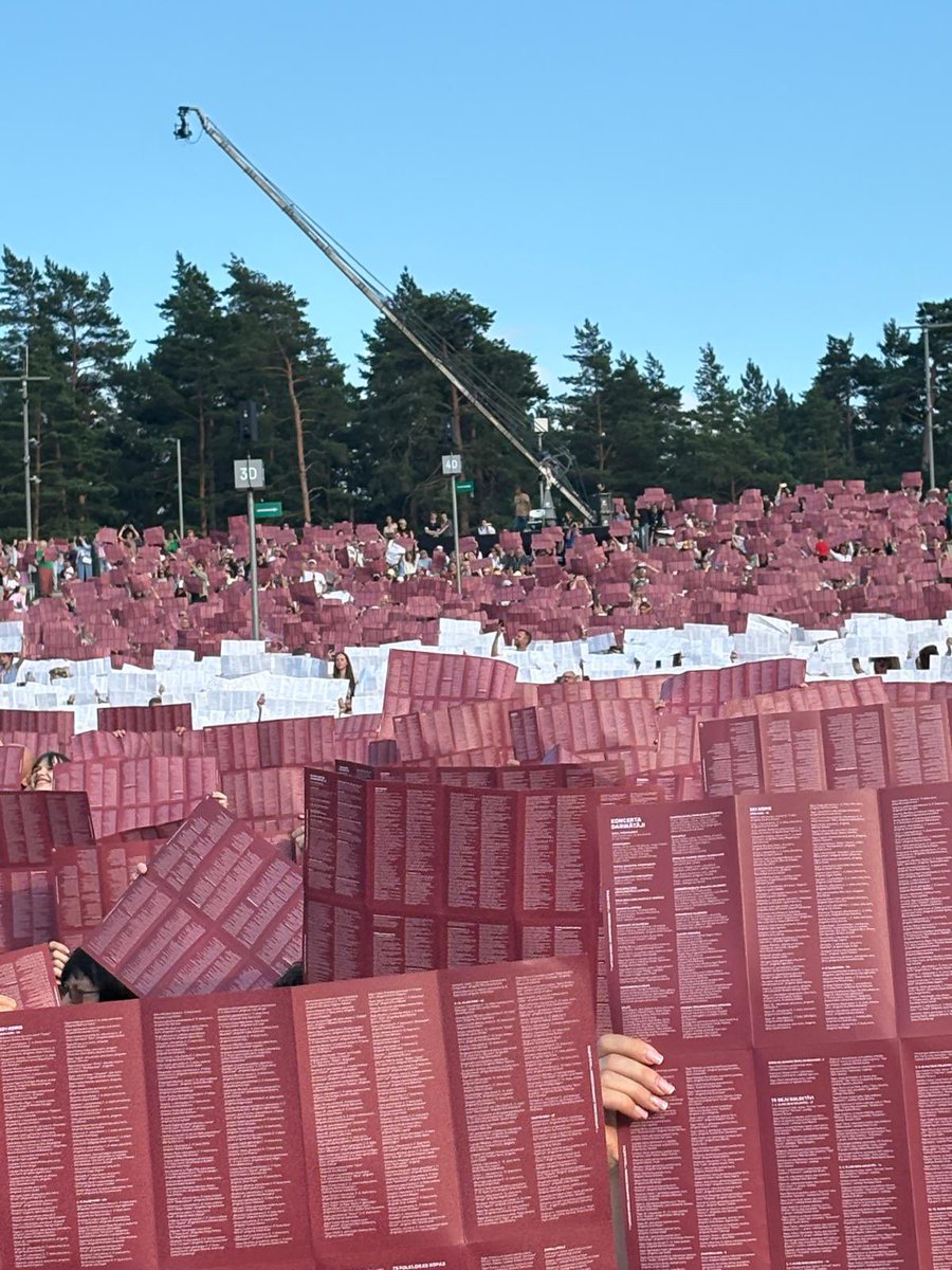 Paul Brummell (@paulbrummell) on Twitter photo Tavs Karogs.
The audience holding up their concert programmes to form a 🇱🇻 flag.
#NācGavilēt #TeAust <a href="/nacgavilet/">Nāc gavilēt!</a> Tavs Karogs.
The audience holding up their concert programmes to form a 🇱🇻 flag.
#NācGavilēt #TeAust <a href="/nacgavilet/">Nāc gavilēt!</a>