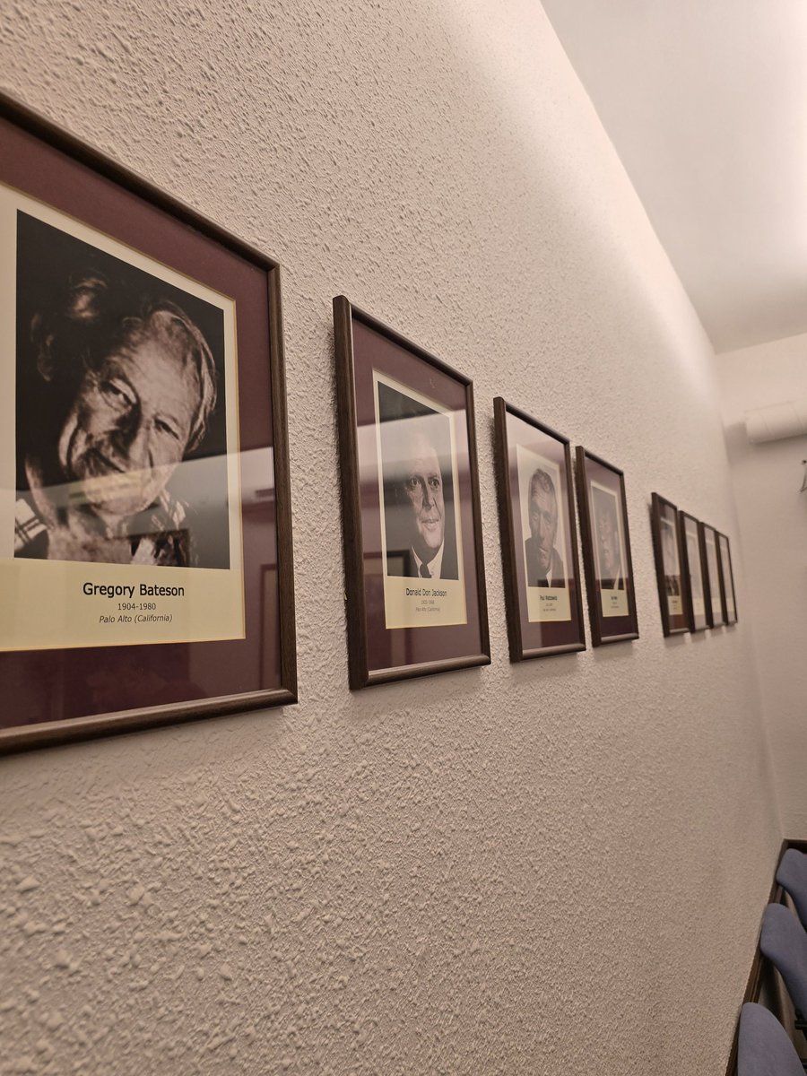 I després de 4 anys, sota l'atenta mirada dels pares de la sistèmica, puc dir que avui m'he graduat com a terapeuta familiar sistèmic.. moltes felicitats a mi mateix.. #cosesmeves