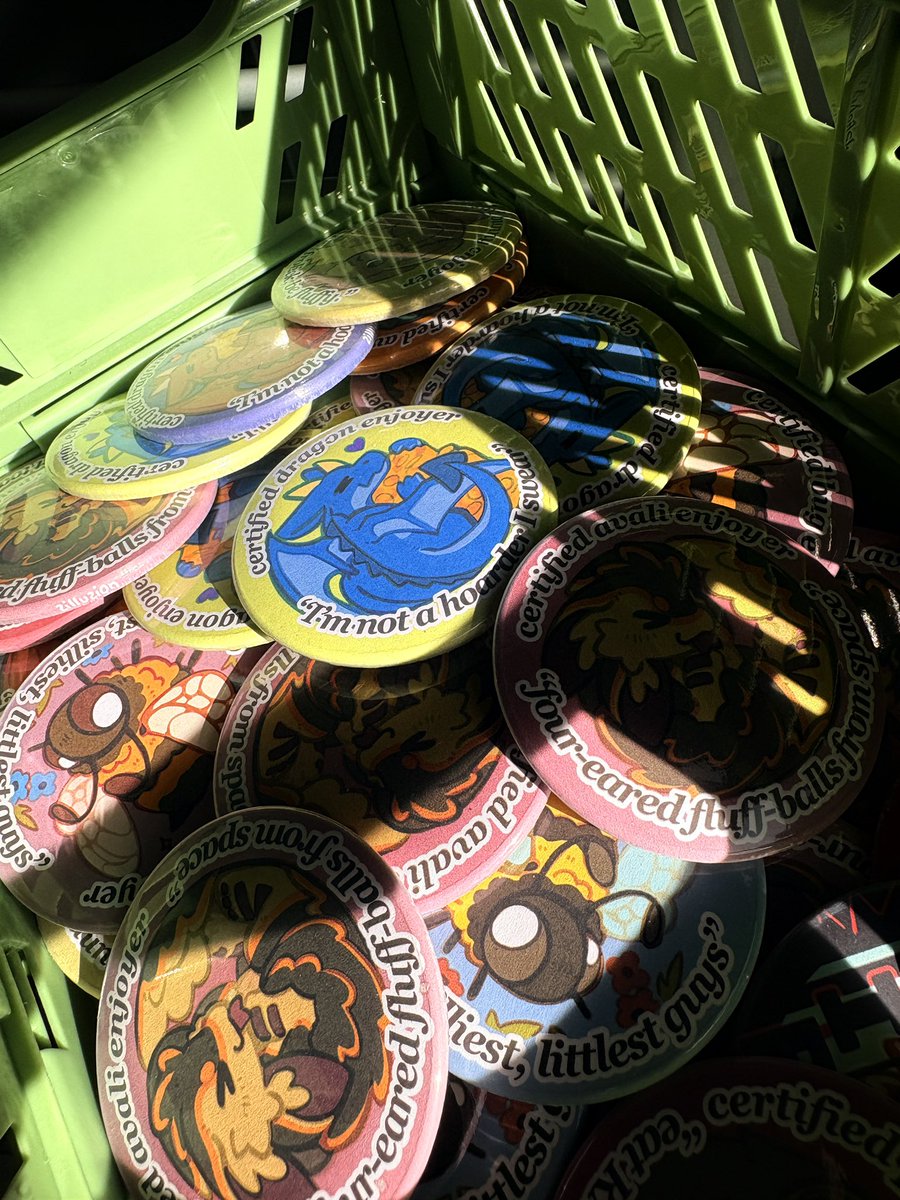 zilluzion's tweet image. basket full of button badges ~ ✨
everything looks extra pretty in sunlight…
collection including but not limited to!! avalis, dragons and protogens :3