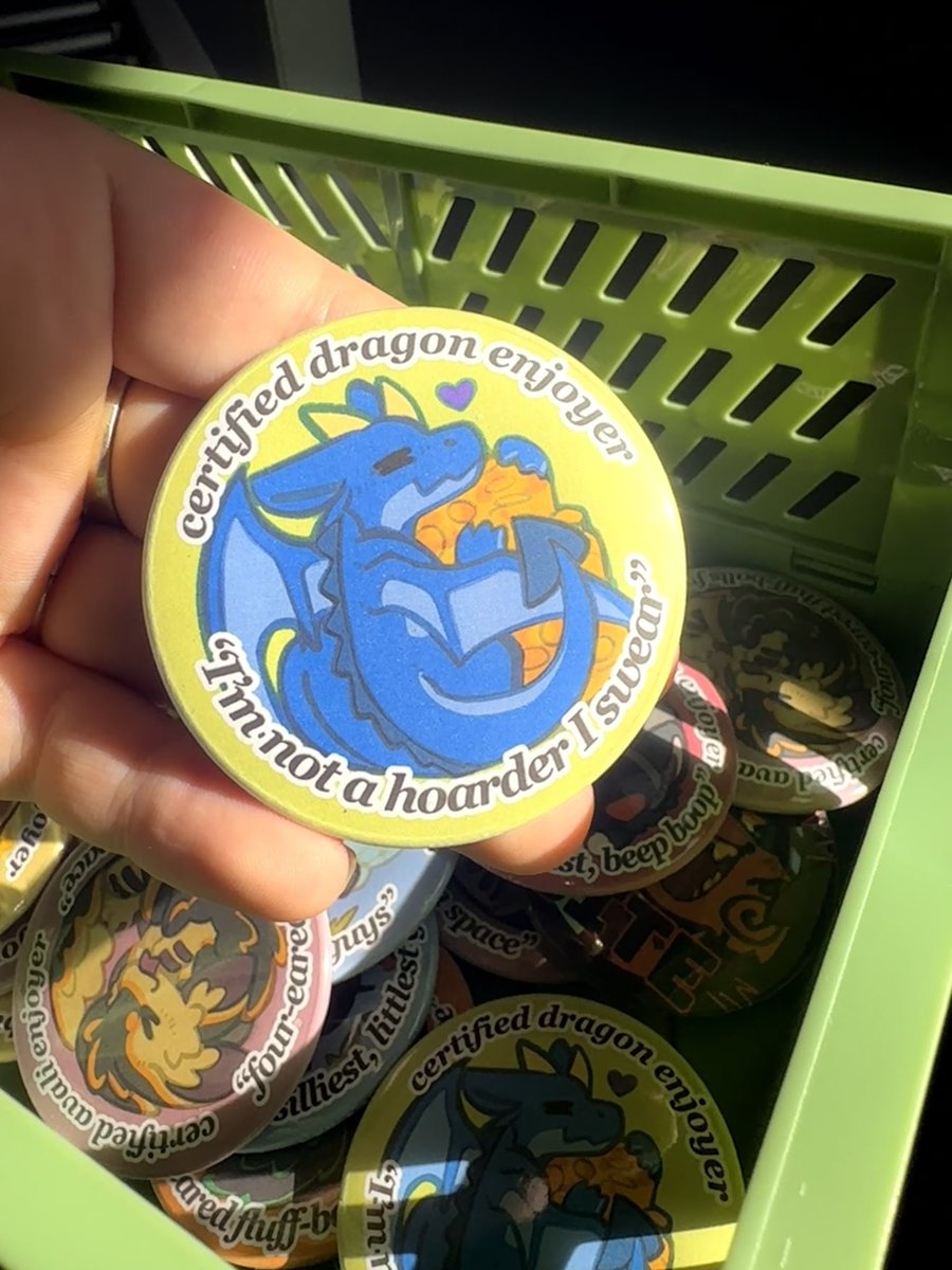 zilluzion's tweet image. basket full of button badges ~ ✨
everything looks extra pretty in sunlight…
collection including but not limited to!! avalis, dragons and protogens :3