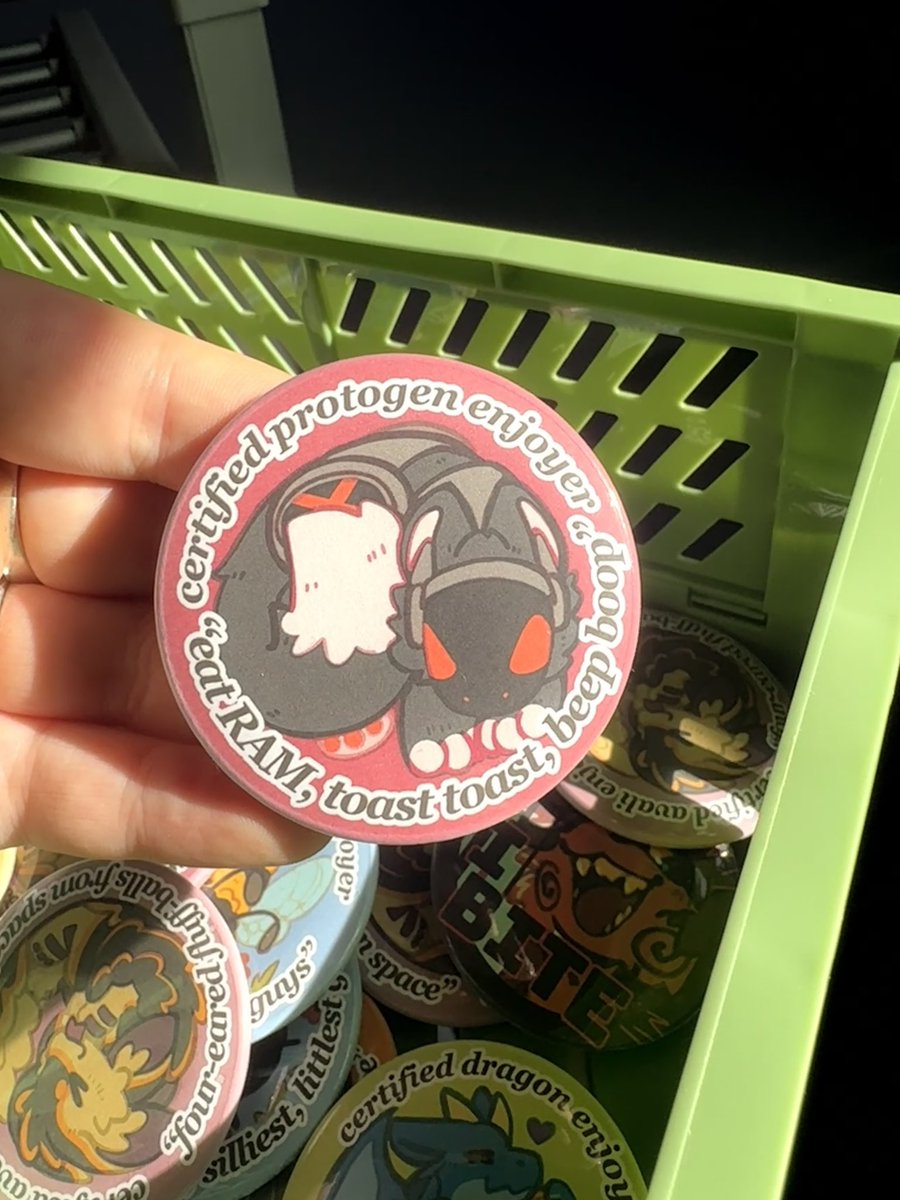 zilluzion's tweet image. basket full of button badges ~ ✨
everything looks extra pretty in sunlight…
collection including but not limited to!! avalis, dragons and protogens :3