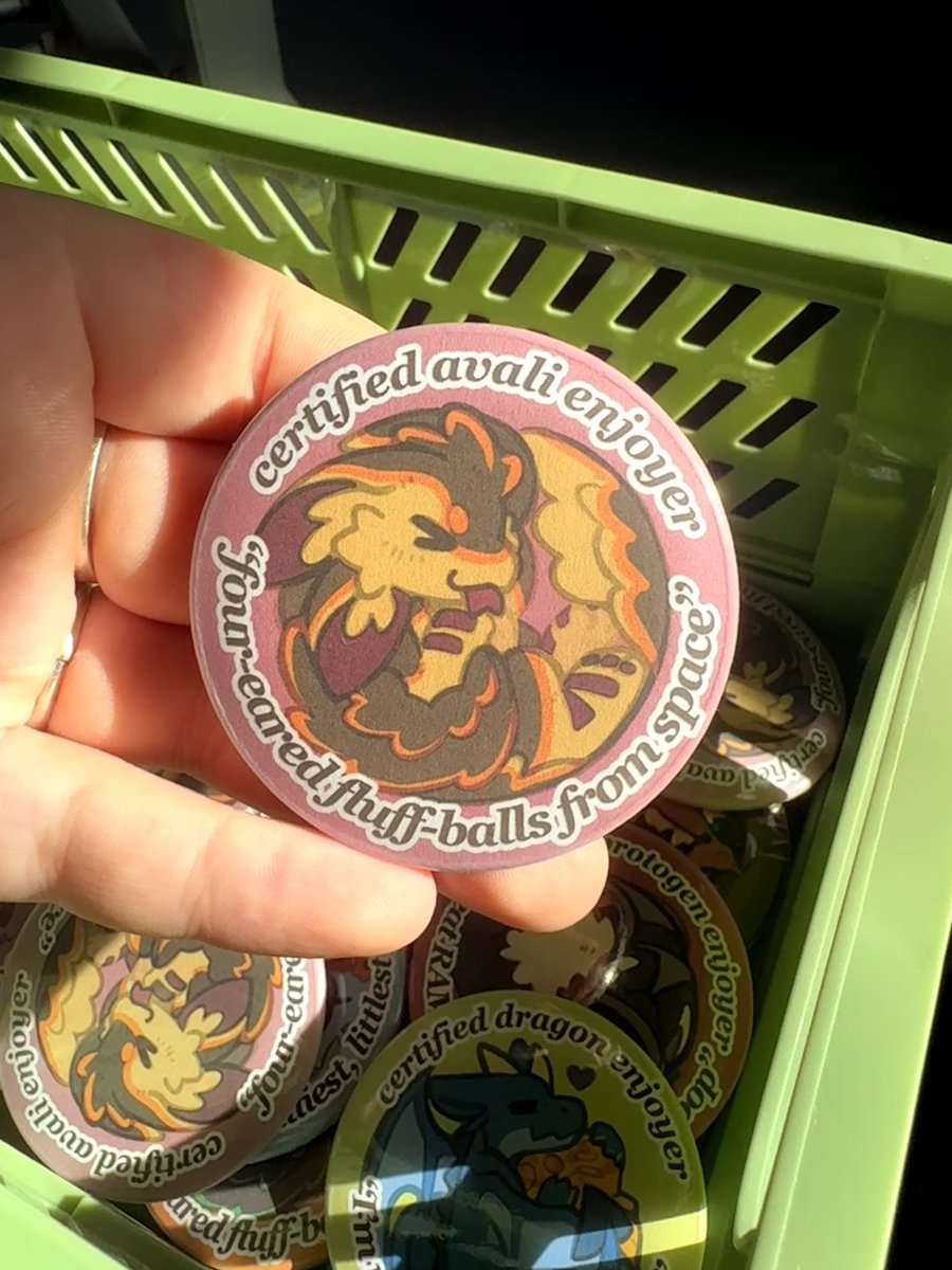 zilluzion's tweet image. basket full of button badges ~ ✨
everything looks extra pretty in sunlight…
collection including but not limited to!! avalis, dragons and protogens :3