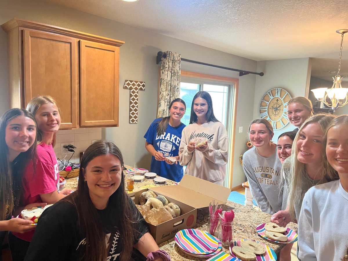 Team breakfast on regionals day! 🫶🏼 

Thank you Tague family for hosting the girls this morning! Fueled up and ready to get a W tonight 😎