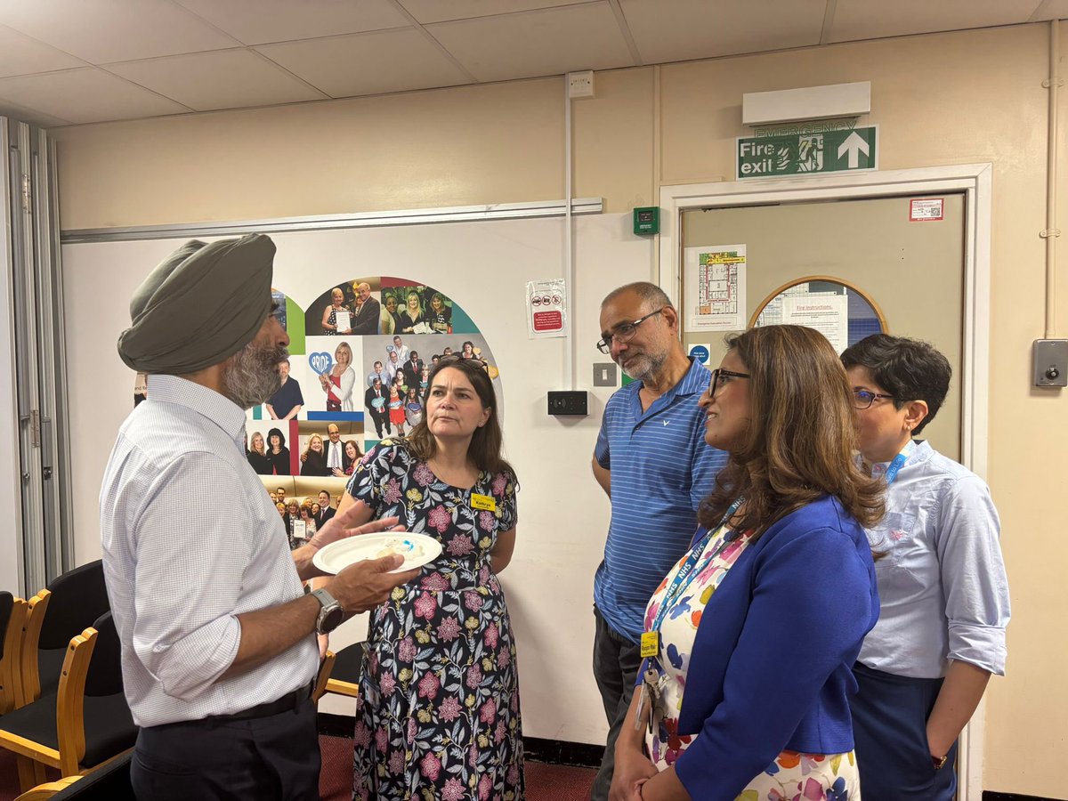 Jas_Athwal's tweet image. Yesterday I was at King George Hospital to celebrate the completion of over 500 robotic gynae surgeries at @BHRUT_NHS.
This robotic surgery prevents doctor fatigue, increases accuracy and means more surgeries daily.
This is one of the innovative steps @BHRUT_NHS is taking to…