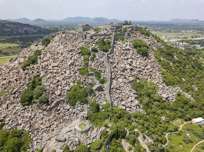 जिंजी किला, तमिलनाडु!

तमिलनाडु में बसा ये मराठा रत्न सिर्फ़ महाराष्ट्र ही नहीं बल्कि वैश्विक पटल पर कभी "पूरब का ट्रॉय" कहलाता था।

छत्रपति शिवाजी महाराज की विरासत सीमा से परे और भारत का गौरव भी है।