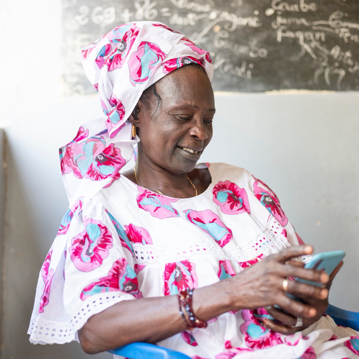 Heifer's tweet image. ๐ฑ From Tanzania to Honduras, farmers are transforming their futuresโ๐จ๐ง๐ ๐ญ๐๐ฉ ๐๐ญ ๐ ๐ญ๐ข๐ฆ๐.
With simple tech + smart training, theyโre growing stronger farms, incomes & confidence.
๐พ See how digital tools are reshaping agriculture: ms.spr.ly/6011S7IoS
๐
