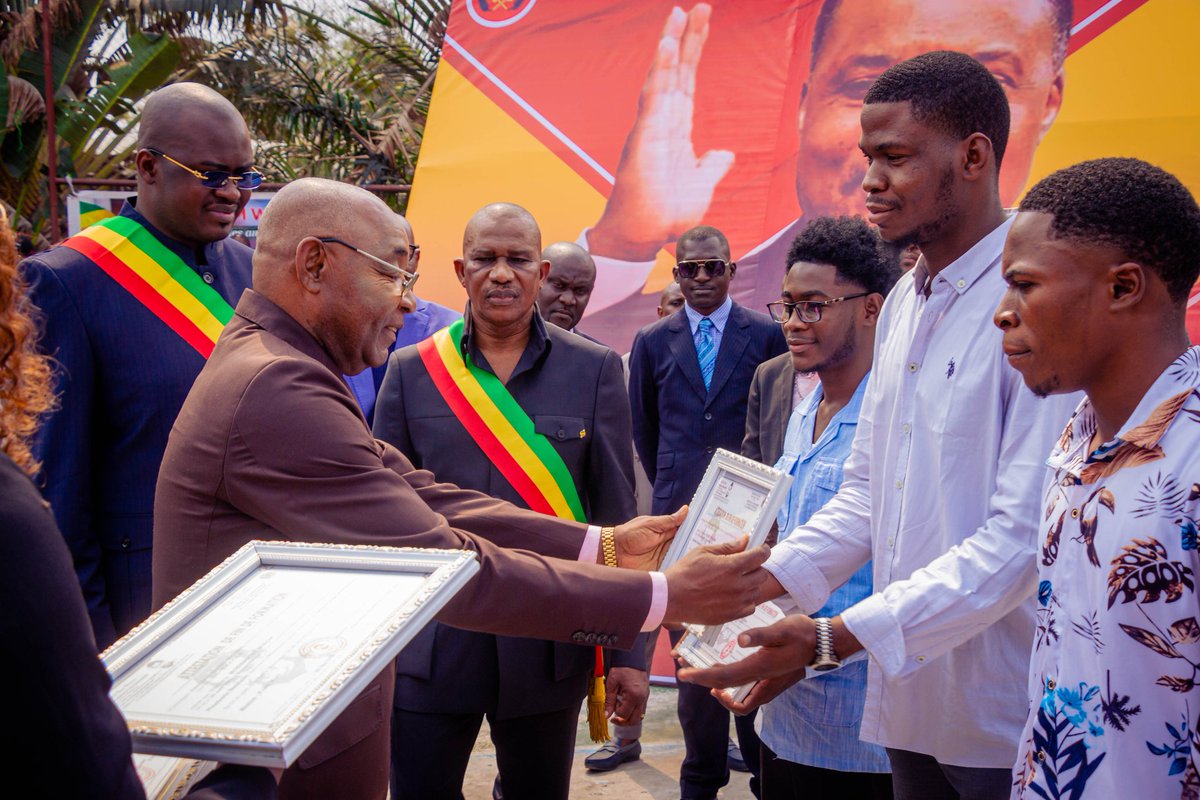 RickBokilo's tweet photo. 🎓 Ce 11 juillet, nous avons eu l'honneur de remettre les certificats aux jeunes de Poto-Poto 1 formés en électricité bâtiment et plomberie, après six mois d’apprentissage suivi d'un stage d'imprégnation au centre Don Bosco. https://t.co/AcYvnUuDXe