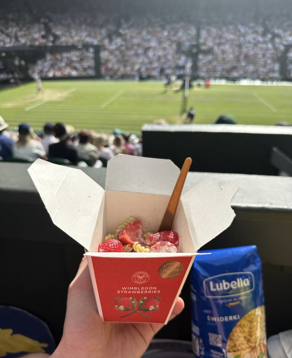 Do klasycznych turniejowych truskawek ze śmietaną musiał dołączyć makaron! 🍓🍝 Jesteśmy i kibicujemy z ulubionym daniem! 🇵🇱🎾 #Lubella